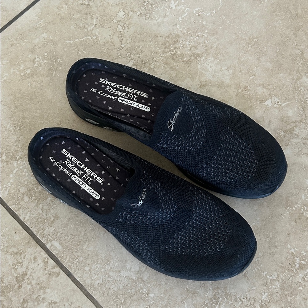 Women’s Skechers Black Slip-On Knit Walking Shoes Size 8.5 - Picture 2 of 6
